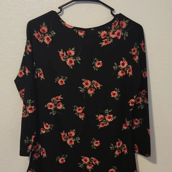 Black Floral Strappy Quarter sleeve EUC - Picture 4 of 4